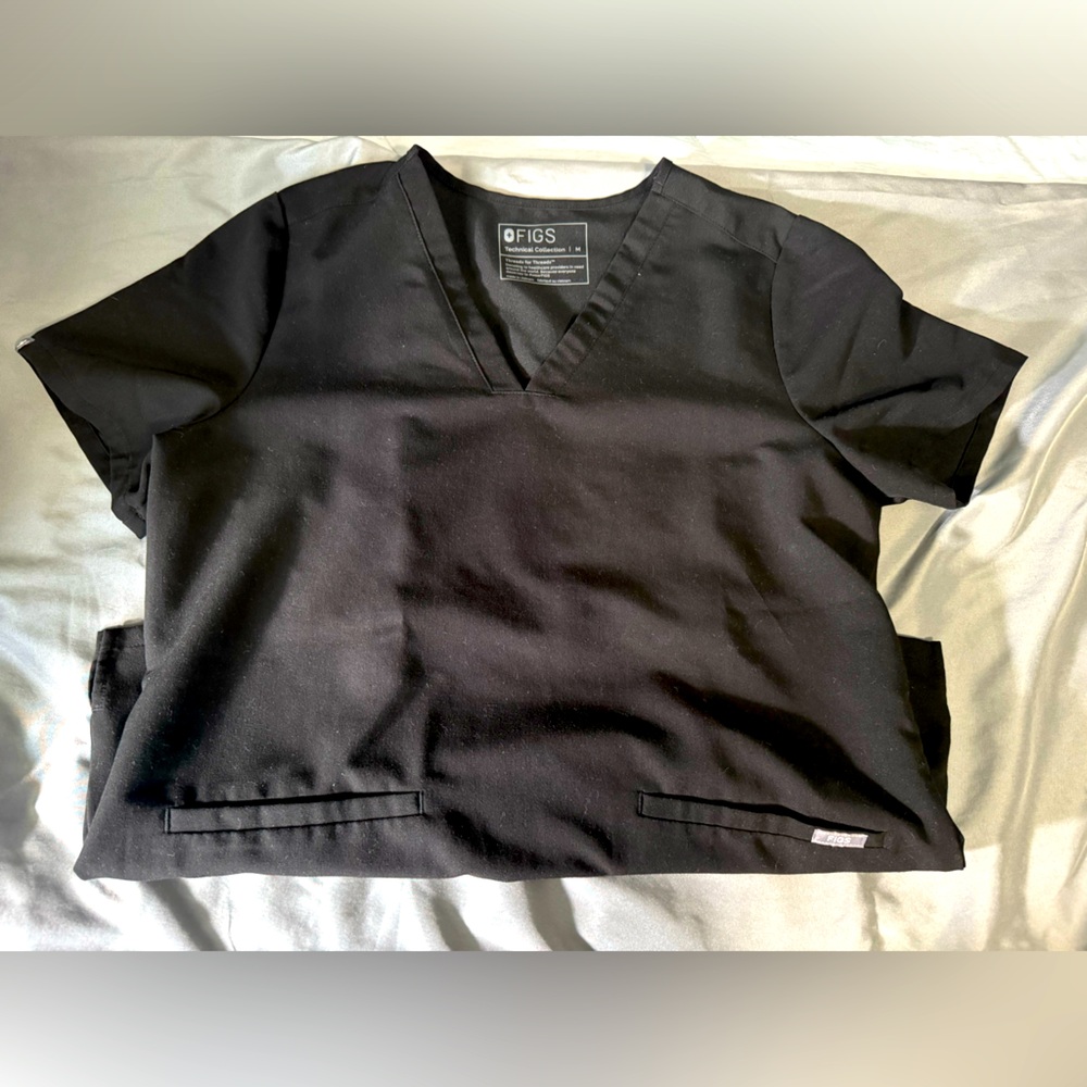 COPY - Figs Scrub Top Black 2 Pocket M